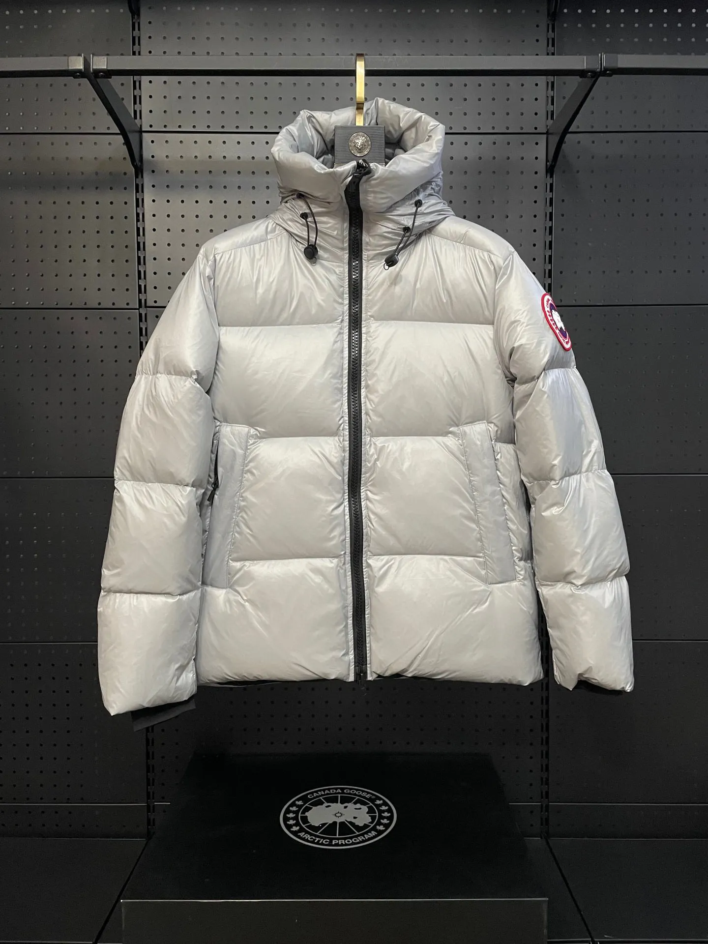 P780 Gray Red Label Top Version 𝘾𝘼𝙉𝘼𝘿𝘼 𝙂𝙊𝙊𝙎𝙀/Canada Goose 2023 Limited New Crofton Puff Down Jacket Pure Guangzhou Inspection 95 White Duck Down Filling‼  Top version, ceiling level‼ Crofton soft bread, the latest style in 2023, has a cold protection effect of up to level 4. It is made of recycled Feather-Light tear-resistant fabric. It is ultra-light and has no weight on the upper body at all! The unique black label highlights your temperament‼  Canada Goose, a Canadian brand, has always been recognized as the warmest down jacket. Various Instagram celebrities, Internet celebrities, and celebrities often wear it for street photos. I do Canada Goose every year, but I still can’t get rid of my love for geese. No matter how cold the winter is, there is no need to be afraid, because there are geese! Filled with 80% white duck down, Canada Goose is the legendary warmest down jacket and is known as a must-have for Arctic outdoor sports! The most popular down jacket in the world, celebrities are rushing to buy it, it is a must-have! Same style for men and women Size: S-XXL